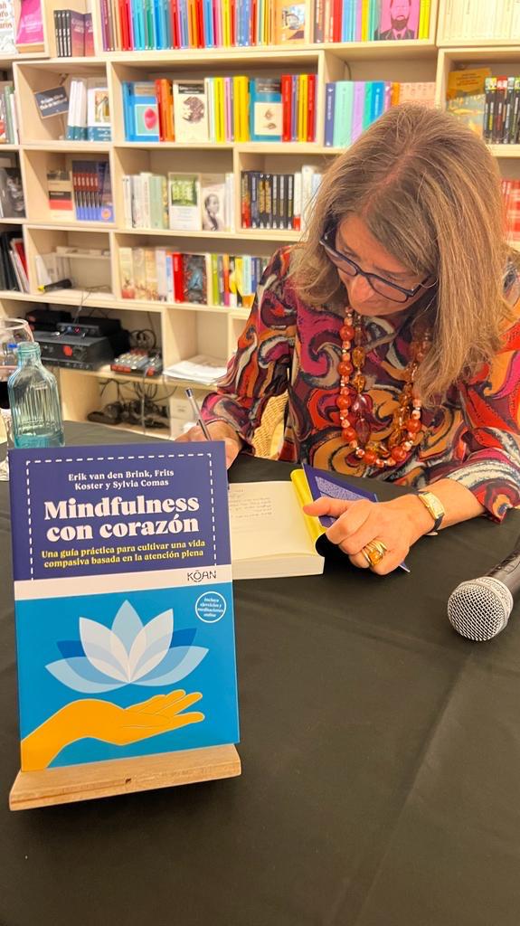 Sylvia Comas firmando su libro